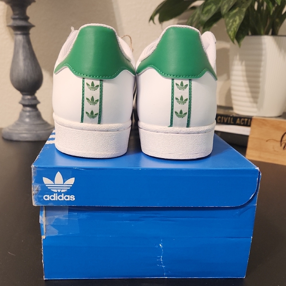 Adidas Classic White and Green Sneakers - Picture 4 of 8